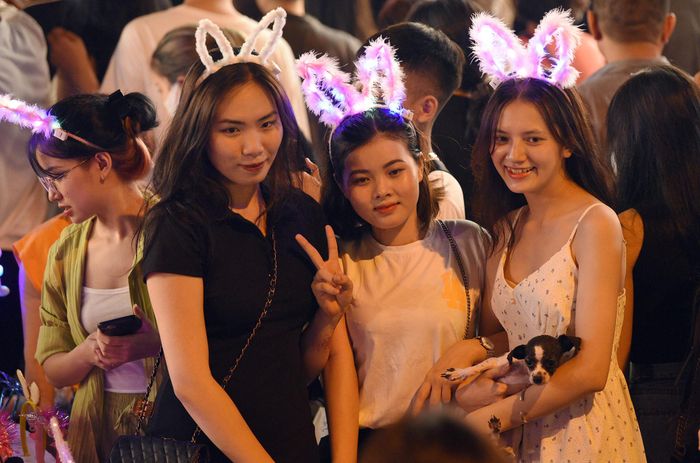 Sắc màu rực rỡ của đèn lồng, đầu lân và các món đồ chơi Trung thu khiến nơi đây trở thành điểm chụp ảnh lý tưởng của nhiều gia đình và các bạn trẻ.