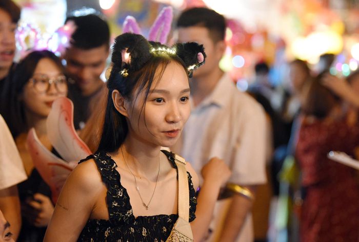 Nhiều cô gái tới phố cổ đêm Trung thu chỉ để chụp ảnh, hoặc được đắm mình trong không khí lễ hội.