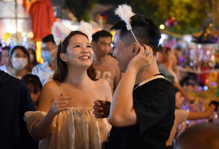 Thanh niên đổ về đây dạo chơi rất đông.