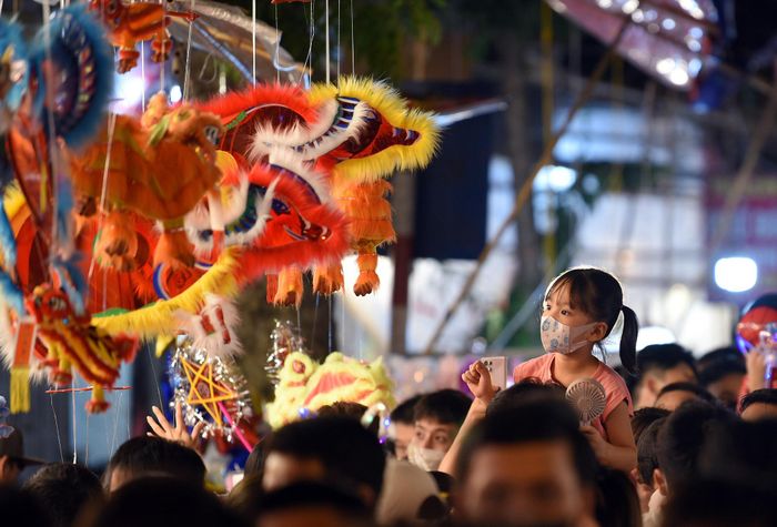 Lúc cao điểm buổi tối, dòng người chen chân, di chuyển chậm.