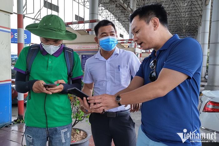 Ngay khi phát hiện xe trùng BKS, chủ phương tiện cần thông báo ngay đến đơn vị cung cấp thẻ định danh cho xe. Ảnh minh họa