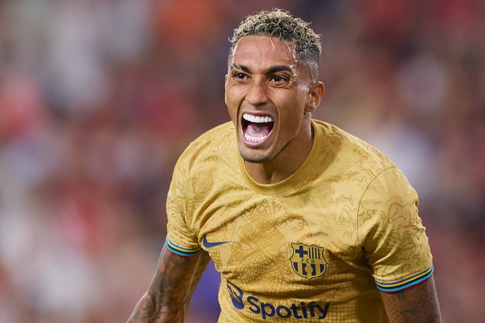 Raphinha tuyên bố quỳ gối đi qua Nou Camp nếu Barca vô địch Champions League