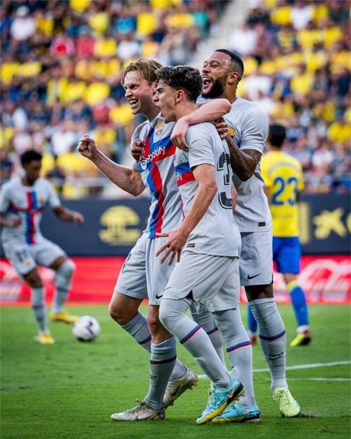 Barca đã leo lên ngôi đầu Bảng xếp hạng.