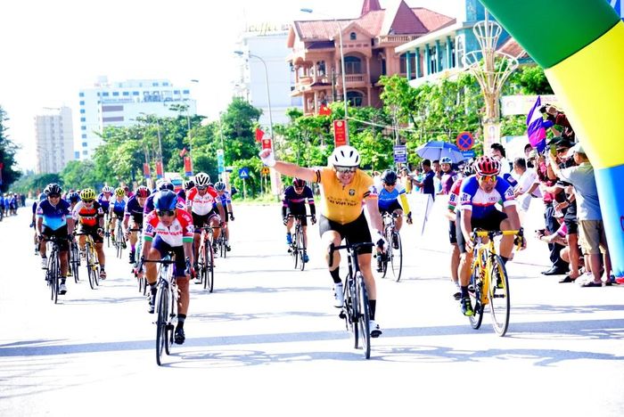 Phần về đích của các VĐV ở nội dung nam từ 18 - 39 tuổi. Ảnh: Minh Quân