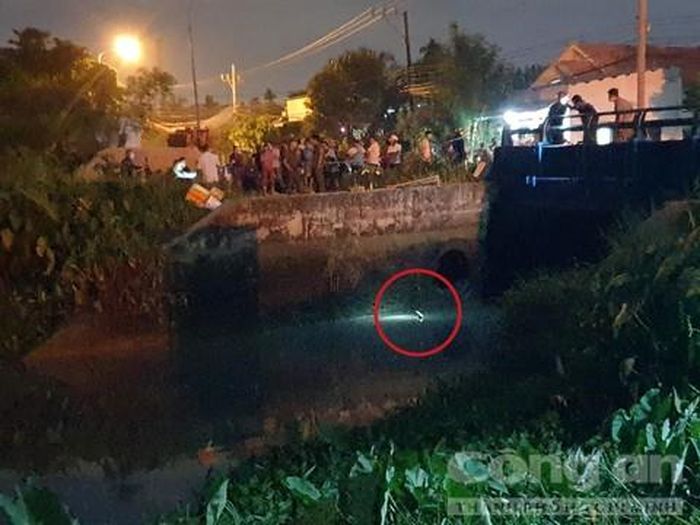 Cánh tay mắc vào lưỡi câu được kéo lên.