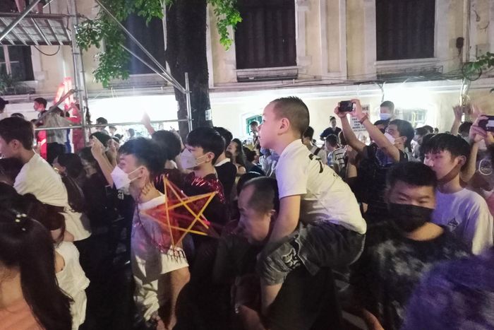 Trẻ nhỏ được bố mẹ cho ngồi lên vai đi vui Trung thu.