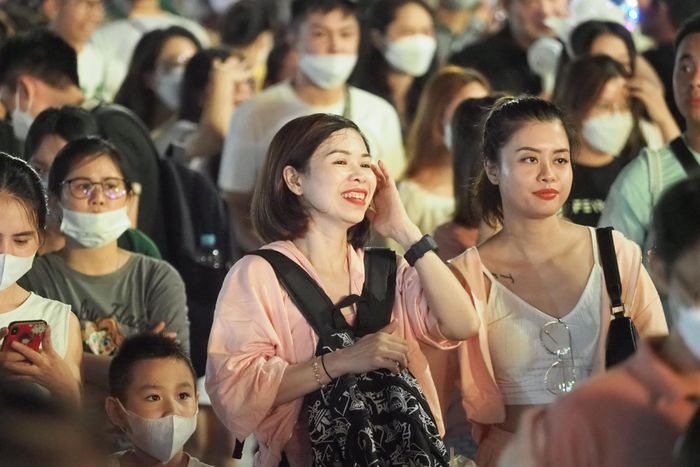 Sau 2 năm chịu ảnh hưởng của dịch Covid-19, tới dịp Trung thu năm nay các tuyến phố đi bộ trên phố cổ mới trở nên đông đúc và nhộp nhịp trở lại.