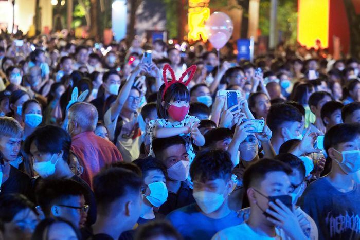 Dòng người chật ních, di chuyển khó khăn vào thời điểm 20h tối trên đi bộ quanh Hồ Gươm