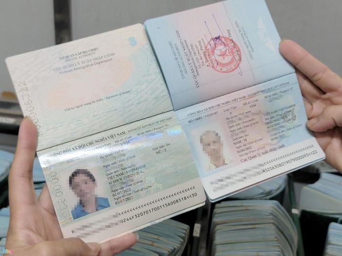 Mẫu hộ chiếu mới của Việt Nam (trái) thiếu thông tin về nơi sinh. Ảnh: Hoàng Lam.