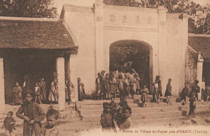 Cổng làng nhìn ra đường cái