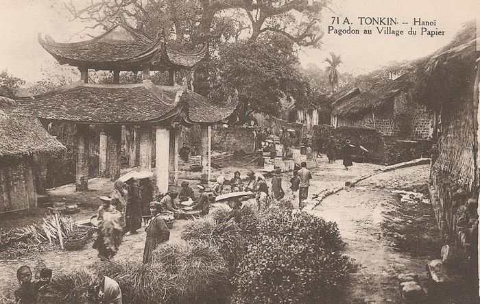 Chợ làng cũng là nơi trao đổi mua bán vật liệu và sản phẩm