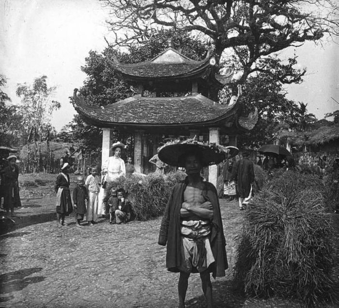 Điểm giao lưu hàng hóa trong làng