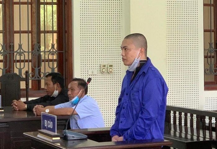 Tuấn đã quay sang nói lời xin lỗi gia đình của bị hại vì tính nóng nảy, không làm chủ được bản thân mà đã “lỡ tay” giết người. Ảnh: Trần Vũ