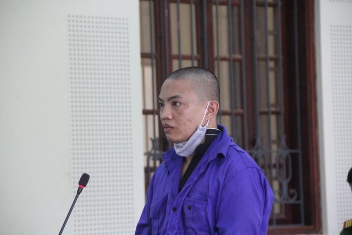 Đối tượng Nguyễn Chí Tuấn tại Cơ quan công an sau khi gây án và bị cáo Nguyễn Chí Tuấn tại phiên tòa.