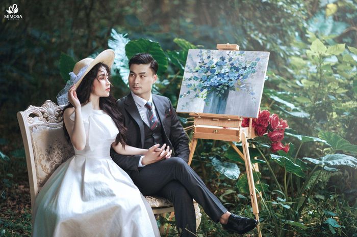Diễn viên Duy Hưng cùng vợ thể hiện gu thời trang sành điệu và thần thái đỉnh cao trong shoot hình