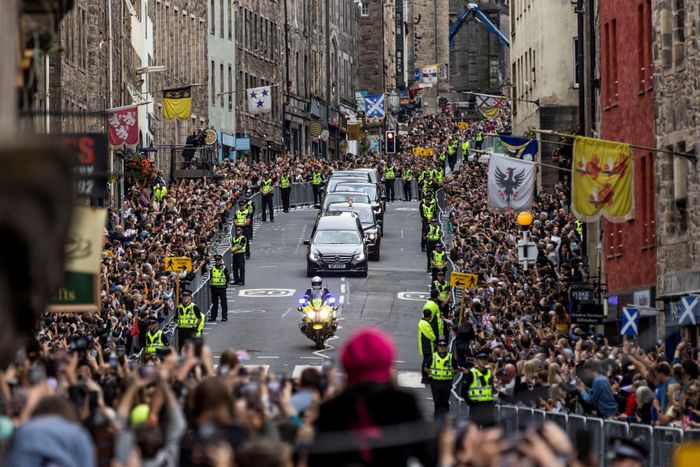  Hàng nghìn người chờ đợi trên các đường phố ở thủ phủ Scotland hôm 11/9 để bày tỏ lòng kính trọng với nữ hoàng, khi linh cữu của bà trên đường đến Điện Holyroodhouse. Ảnh: Reuters. 