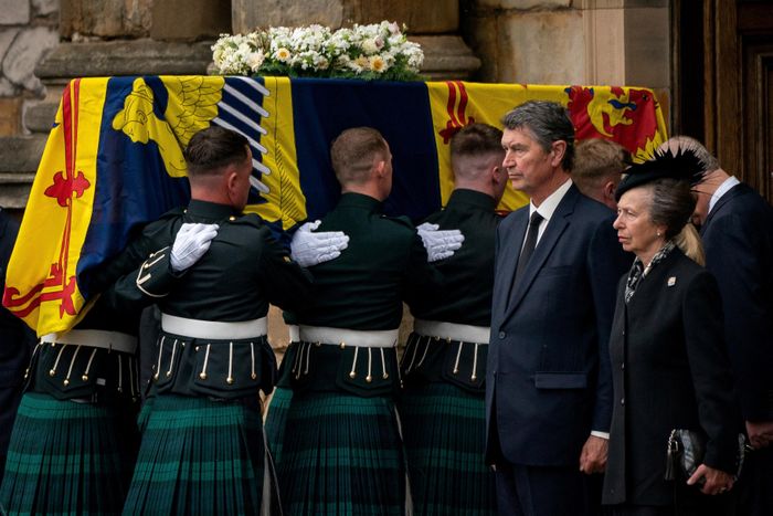  Đoàn xe tang chở linh cữu Nữ hoàng Elizabeth II đã đến Điện Holyroodhouse với sự tiễn đưa của đông đảo người dân. Ảnh: Reuters. 