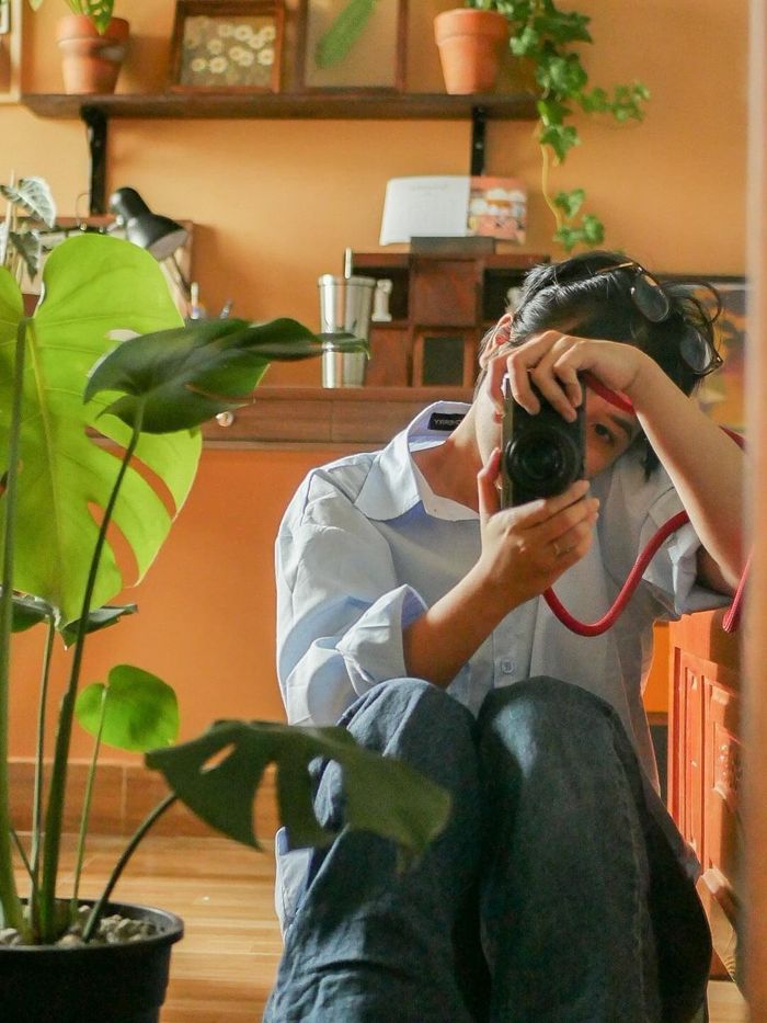  Kim Ngân yêu thích làm việc tại nhà nhờ có góc làm việc đẹp, đúng với sở thích. 