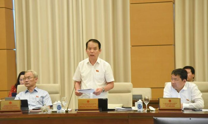 Chủ nhiệm Ủy ban Pháp luật Hoàng Thanh Tùng trình bày báo cáo. Ảnh: Quang Khánh