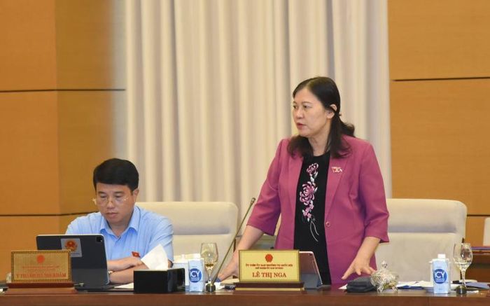 Chủ nhiệm Ủy ban Tư pháp Lê Thị Nga trình bày báo cáo. Ảnh: Quang Khánh
