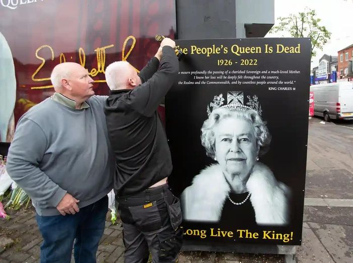  Một bức chân dung ở Bắc Ireland thông báo sự ra đi của Nữ hoàng Elizabeth II, đồng thời có dòng chữ tung hô tân vương. Ảnh: Guardian. 