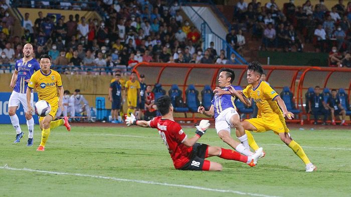 Văn Quyết luôn có mặt ở những điểm nóng và tạo ra khác biệt cho Hà Nội ở mùa giải này. Ảnh: Hiệp Hoàng