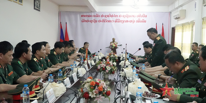 Thiếu tướng Ounchanh Dengvansom, Sư đoàn trưởng Sư đoàn Bộ binh 1, Quân đội nhân dân Lào, báo cáo với Đại tướng Phan Văn Giang về quá trình hình thành và phát triển của Sư đoàn Bộ binh 1. 