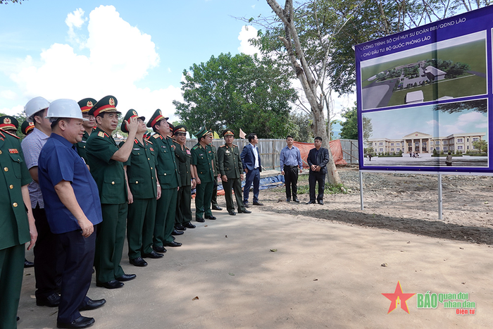 Đại tướng Phan Văn Giang thăm công trình xây dựng Sở chỉ huy Sư đoàn Bộ binh 1, Quân đội nhân dân Lào. Công trình do Bộ Quốc phòng Việt Nam hỗ trợ kinh phí. 