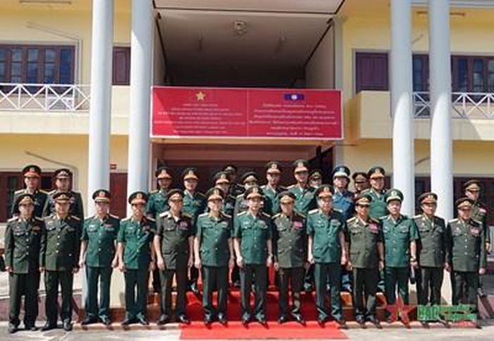 Đại tướng Phan Văn Giang và đoàn đại biểu quân sự cấp cao Việt Nam chụp ảnh lưu niệm với lãnh đạo, chỉ huy Sư đoàn Bộ binh 1, Quân đội nhân dân Lào. 