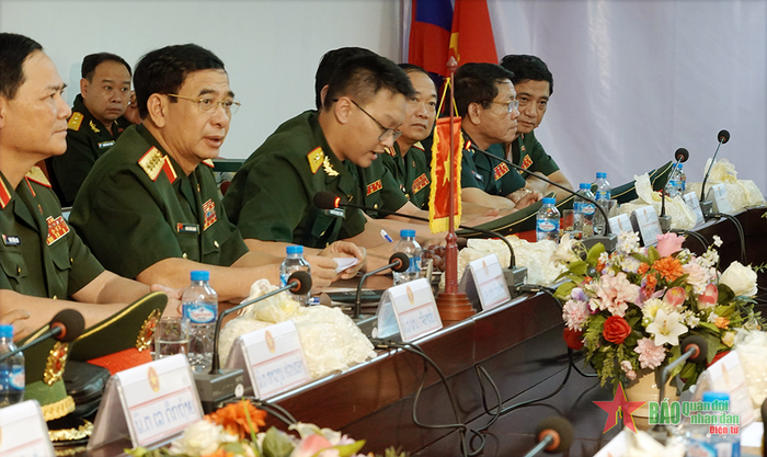 Đại tướng Phan Văn Giang phát biểu tại buổi làm việc với Sư đoàn Bộ binh 1, Quân đội nhân dân Lào. 