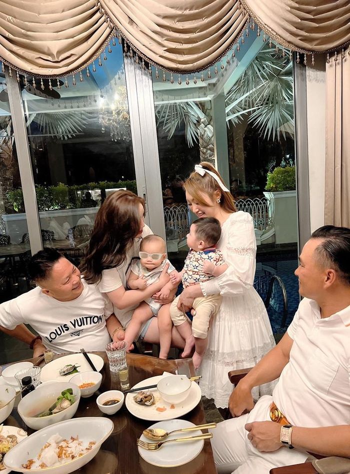 Lý Thùy Chang và Bảo Thy đều đang sống sung túc và hạnh phúc bên những người chồng doanh nhân thành đạt và rất chiều vợ.