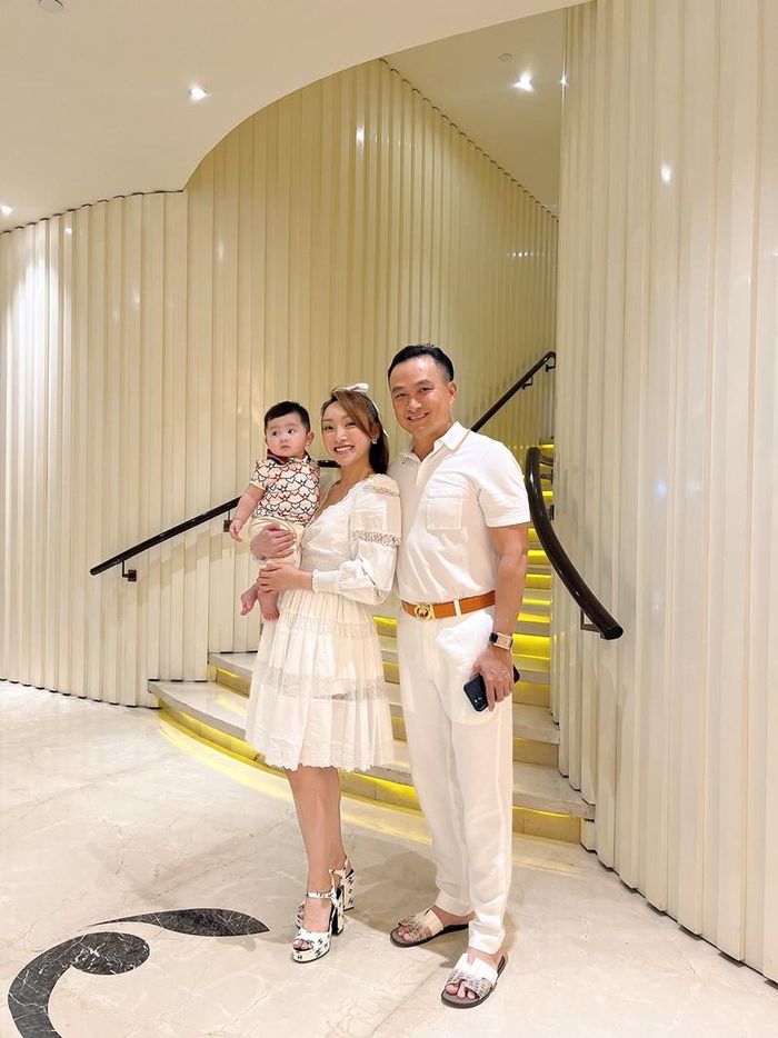 Chi Bảo và vợ CEO Lý Thùy Chang vừa đưa cả con trai mới sinh đi chung đến buổi tiệc vui khi đến thăm nhà ca sĩ Bảo Thy.