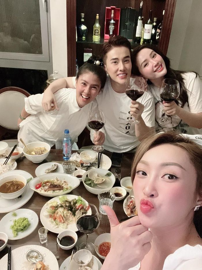 Lý Thùy Chang biết và thân thiết với Bảo Thy khi tư vấn làm đẹp sau sinh cho nữ ca sĩ như cách giảm béo, trị nám… Đều làm mẹ nên cả hai hay trao đổi với nhau nhiều vấn đề từ cuộc sống đến công việ, các bí kíp làm đẹp, cách chăm con khoa học, lan tỏa nguồn năng lượng tích cực.