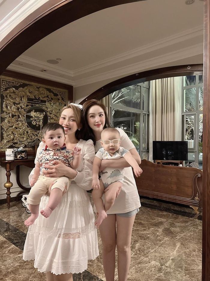 Con trai của Bảo Thy tên Vic, con Lý Thùy Chang tên Giang Khang. Cả 2 bé đều kháu khỉnh và được cư dân mạng thích thú bởi sự bụ bẫm và đáng yêu.