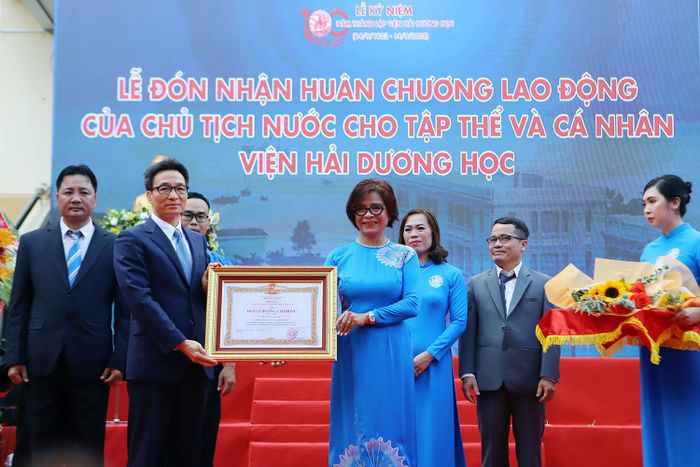 Phó Thủ tướng Vũ Đức Đam trao huân chương lao động hạng Nhất của Chủ tịch nước cho Viện Hải dương học. Ảnh: Xuân Ngọc.