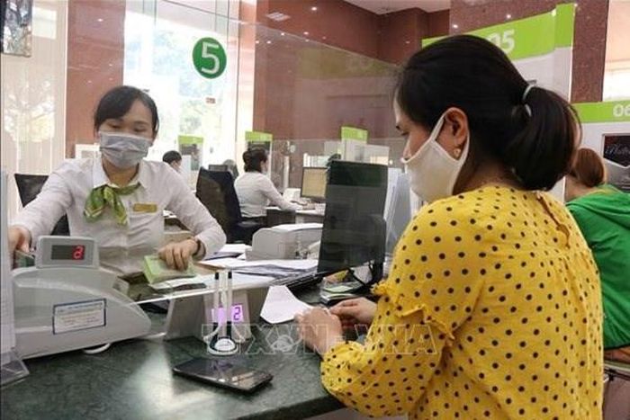 Lãi suất liên ngân hàng giảm mạnh. Ảnh: TTXVN