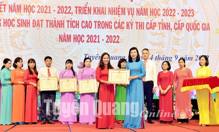 Đồng chí Phó Chủ tịch Thường trực HĐND tỉnh trao Bằng khen của Chủ tịch UBND tỉnh tặng các cá nhân. Ảnh: Thành Công