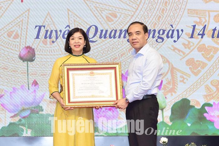 Thừa ủy quyền của Chủ tịch nước, đồng chí Bí thư Tỉnh ủy Chẩu Văn Lâm trao Huân chương Lao động hạng Ba cho Nhà giáo Ưu tú Nguyễn Thị Hạnh, Trường THPT Chuyên Tuyên Quang. Ảnh: Thành Công