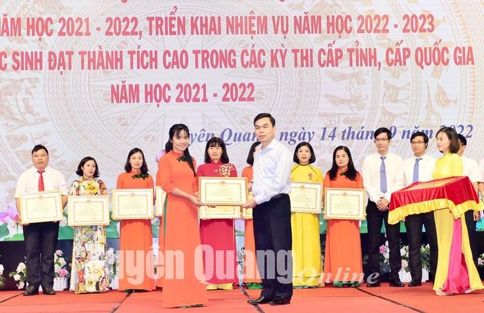 Đồng chí Trưởng Ban Tổ chức Tỉnh ủy, Bí thư Đảng ủy Khối các cơ quan và doanh nghiệp tỉnh trao Bằng khen cho các tập thể, cá nhân có thành tích xuất sắc trong bồi dưỡng học sinh giỏi. Ảnh: Thành Công