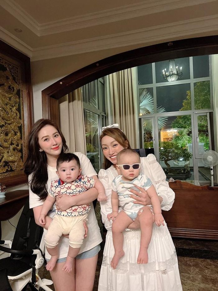 Lý Thùy Chang cho biết, cô quen biết Bảo Thy khi tư vấn làm đẹp sau sinh cho nữ ca sĩ (cách giảm béo, trị nám…) Đều đã làm mẹ nên họ trao đổi với nhau nhiều vấn đề từ cuộc sống đến công việc và cảm thấy rất hòa hợp. Nhiều khán giả gọi Lý Thùy Chang và Bảo Thy là “2 mẹ bỉm hot nhất showbiz Việt”.