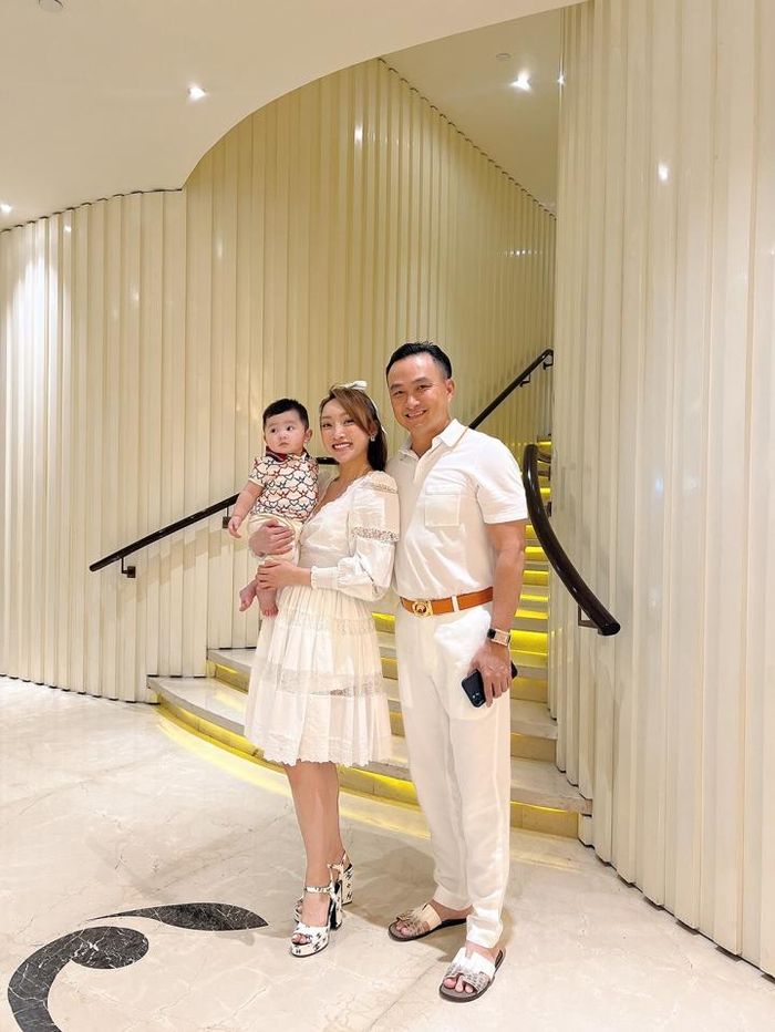 Mới đây, vợ chồng Chi Bảo đưa con trai đến buổi tiệc tại nhà ca sĩ Bảo Thy. Đây cũng lần hiếm hoi Bảo Thy để lộ không gian bên trong căn biệt thự nằm ở vị trí đắt đỏ tại TP.HCM. Xuất hiện bên bà xã, Chi Bảo được khen phong độ. Lý Thùy Chang thì có vóc dáng gọn gàng, thần thái rạng rỡ sau hơn 9 tháng sinh con.