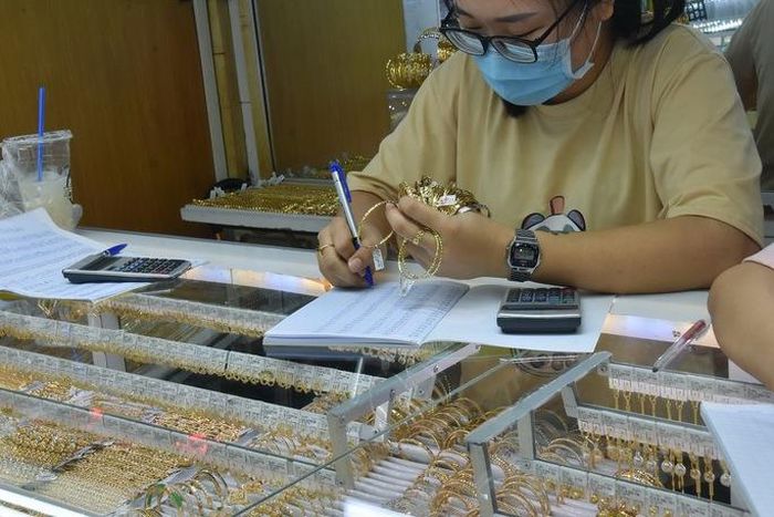 Chỉ sau vài phút giao dịch, giá vàng hôm nay của thế giới có lúc rơi thẳng đứng 30 USD/ounce