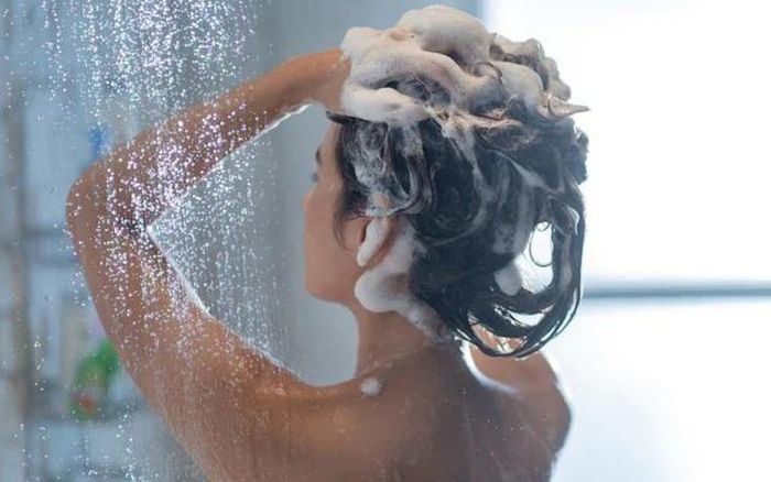 Dầu xả là một trong những bước quan trọng, giúp tóc chắc khỏe. Ảnh: Elle.