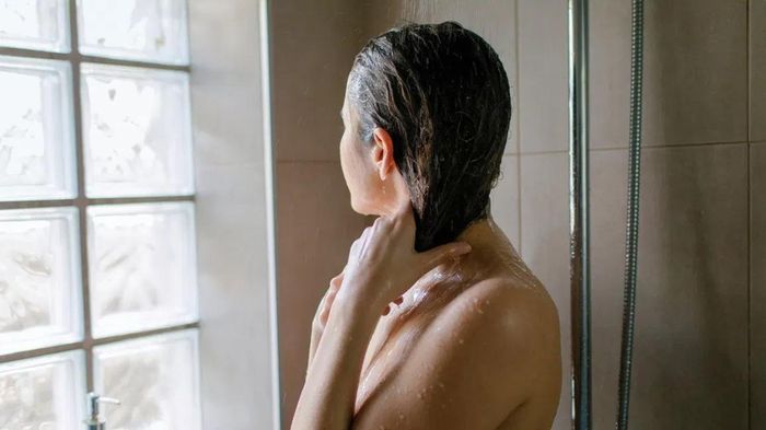 Tần suất gội đầu phụ thuộc vào loại tóc. Ảnh: Healthline.
