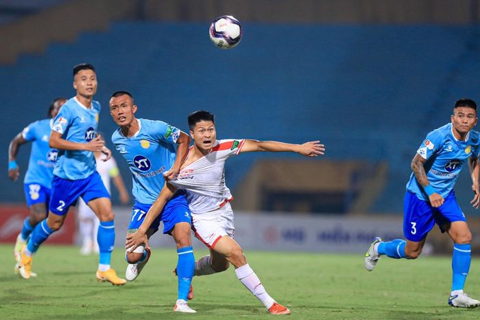 Nam Định (áo xanh) sẽ trụ hạng thành công. ảnh Hoàng Linh