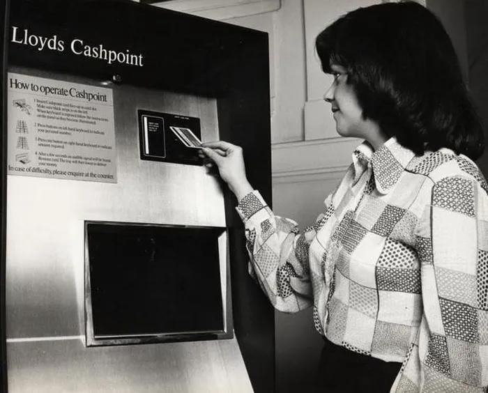 ATM gây chấn động ngay khi nó xuất hiện. Dù hệ thống và quy trình cồng kềnh nhưng mọi người bắt đầu nhanh chóng đón nhận vì tiện lợi mà nó đem tới. (Ảnh minh họa) 