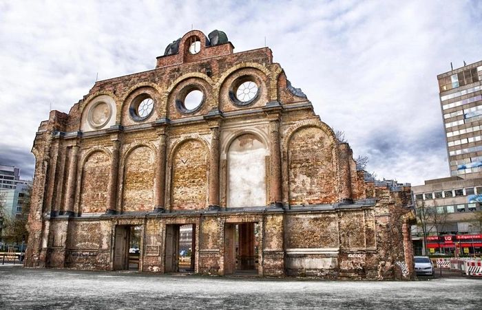 Nhà ga Anhalter Bahnhof, Đức: Nhà ga bị hư hại nghiêm trọng do chiến tranh và phải đóng cửa năm 1952. Ngày nay, nơi đây chỉ còn lại một phần mặt tiền nhưng nó vẫn thu hút du khách bởi các tác phẩm điêu khắc tinh xảo trên đỉnh nhà ga.