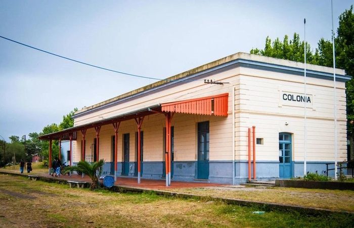 Ga xe lửa Colonia del Sacramento, Uruguay: Ga tàu bỏ hoang này nhìn từ xa vẫn giữ được nét tươi mới như thời còn hoạt động.