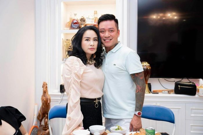 Ca sĩ Tuấn Hưng bênThanh Lam.