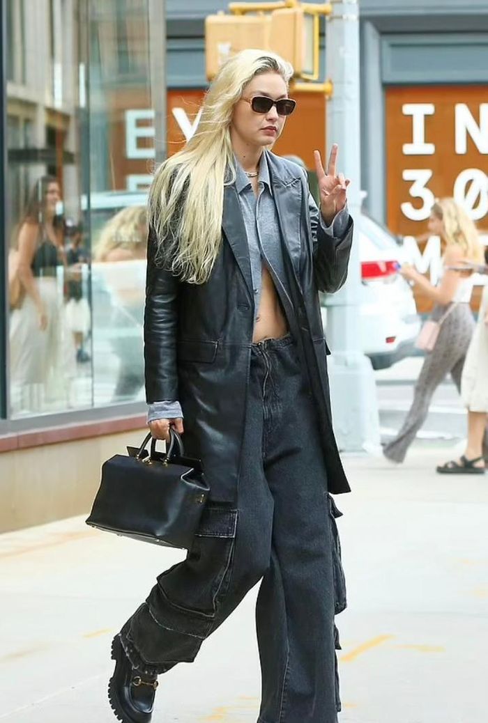 Hai ngày sau đó, Gigi Hadid tiếp tục lọt vào ống kính truyền thông khi đang di chuyển trên đường phố New York. Theo Daily Mail, nữ siêu mẫu đang trên đường tới buổi trình diễn của Tom Ford. Cô mặc trang phục thoải mái với áo sơ mi bỏ cúc khoe eo thon kết hợp với quần bò dáng rộng. 